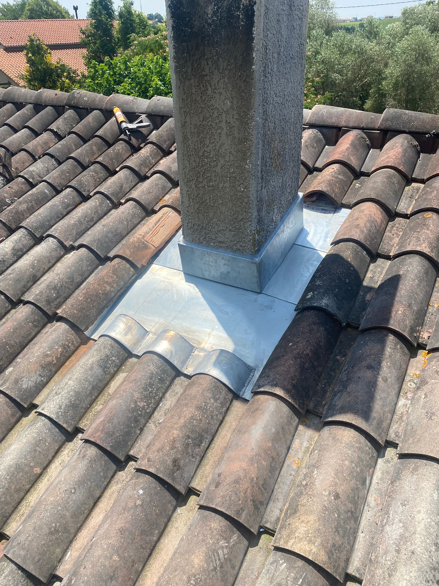 abergement de cheminée en zinc après travaux, réalisé par Fabre Toiture, couvreur zingueur à Castres