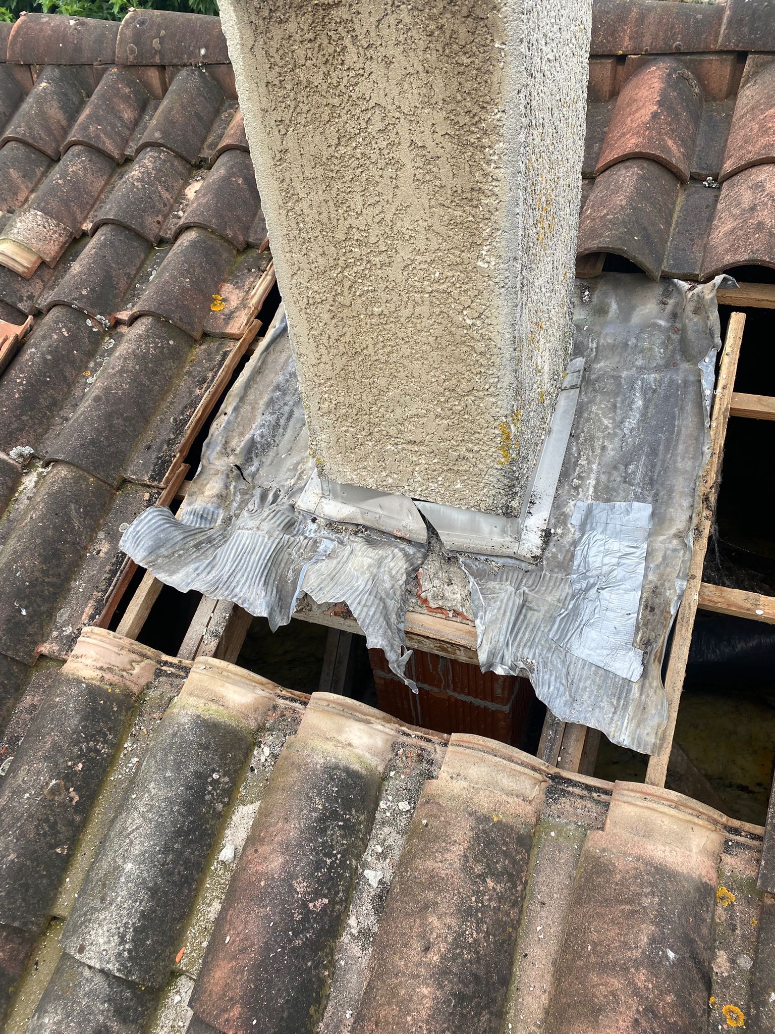 abergement de cheminée en zinc (avant travaux) réalisé par Fabre Toiture, couvreur zingueur à Castres