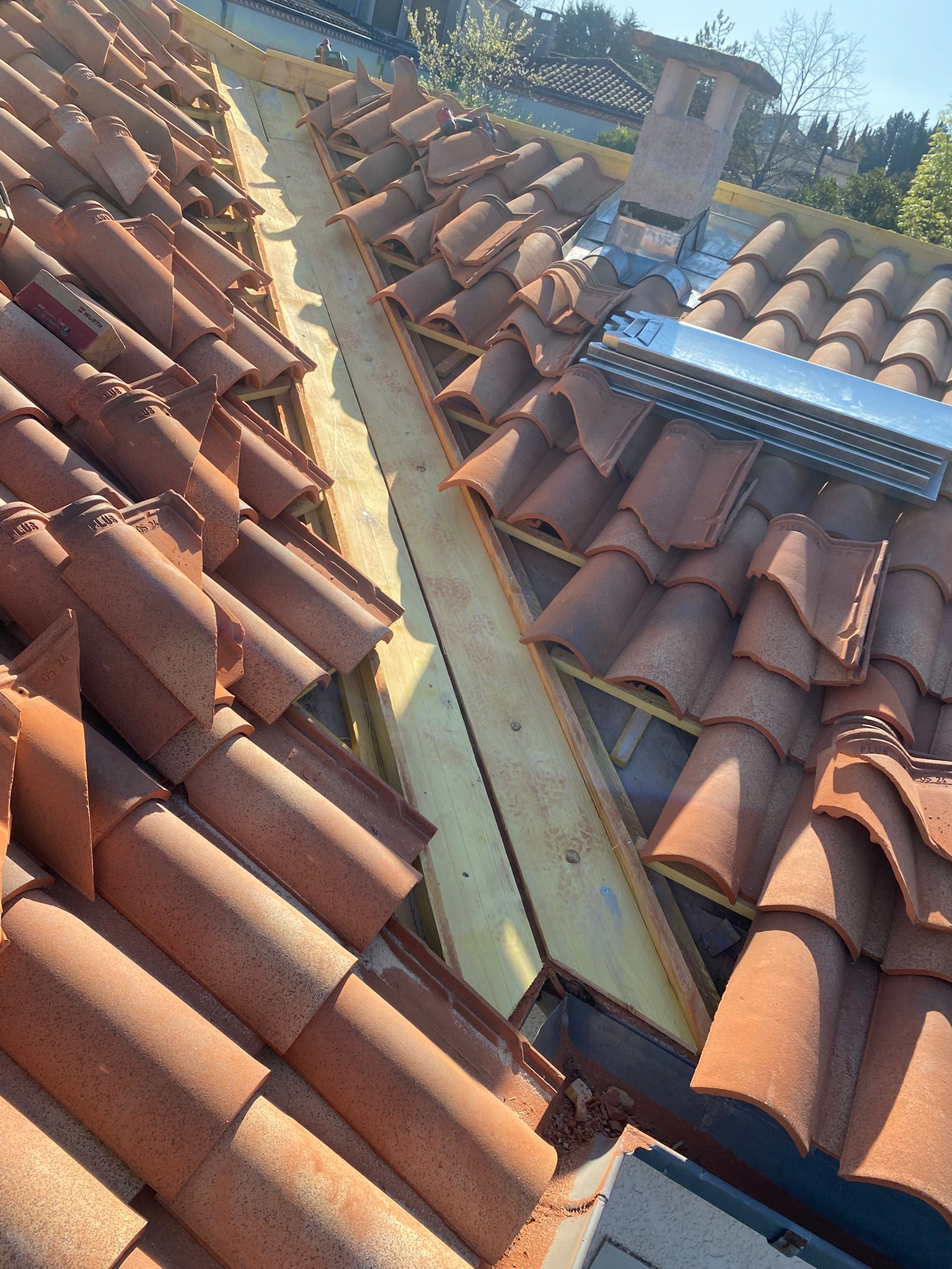 descente en zinc en cours de travaux, réalisée par Fabre Toiture couvreur zingueur à Castres